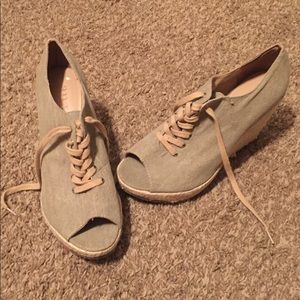 Size 9 canvas top, rope bottom platform sandal