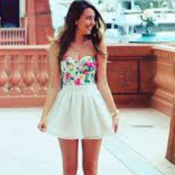 Hollister Dresses & Skirts - Sale 🎉White lace skater skirt NWT🎉