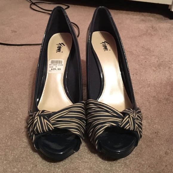 NWOB navy peep toe heel - Picture 2 of 4