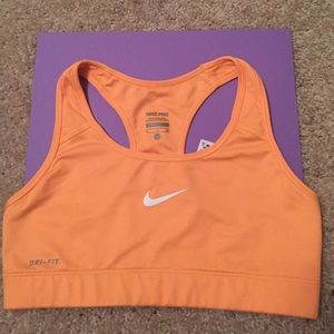 EUC Nike sports bra size small