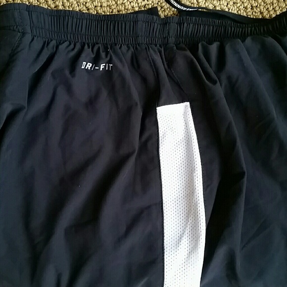 BOYS RUNNING SHORTS - Picture 2 of 4