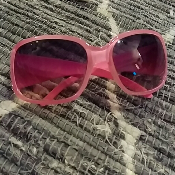 Floral purse with wallet and sunglasses - Picture 3 of 4