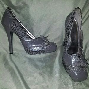 Super cute gray high heel shoes