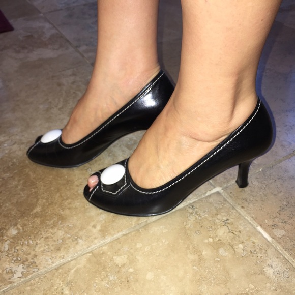 BLACK AND WHITE HEELS - Picture 3 of 3