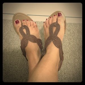 ✨Price Reduced!✨ Faux leather thong sandals