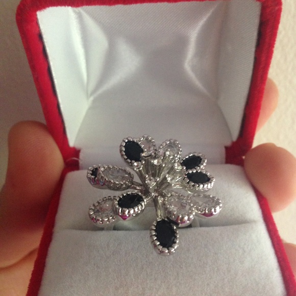 Black White Crystal Rhinestone Flower Ring - Picture 2 of 3