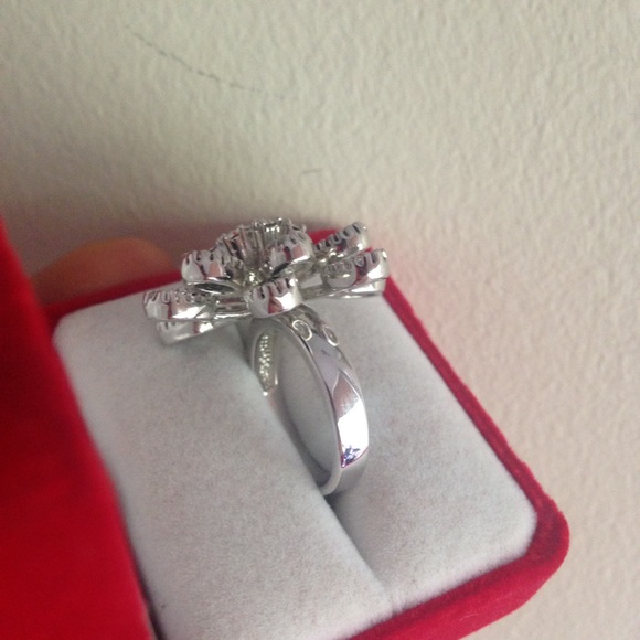 Black White Crystal Rhinestone Flower Ring - Picture 3 of 3