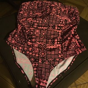 Strapless geo print bathing suit!