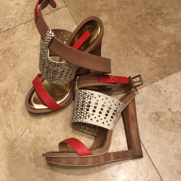 BCBG MaxAzria 8.5 - Picture 4 of 4