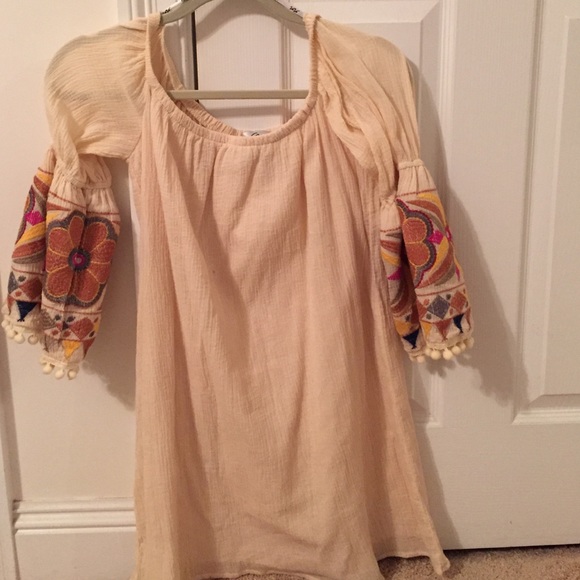 Off the shoulder adorable dress!!