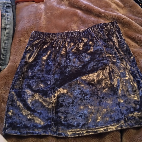 Mini skirts - Picture 3 of 3