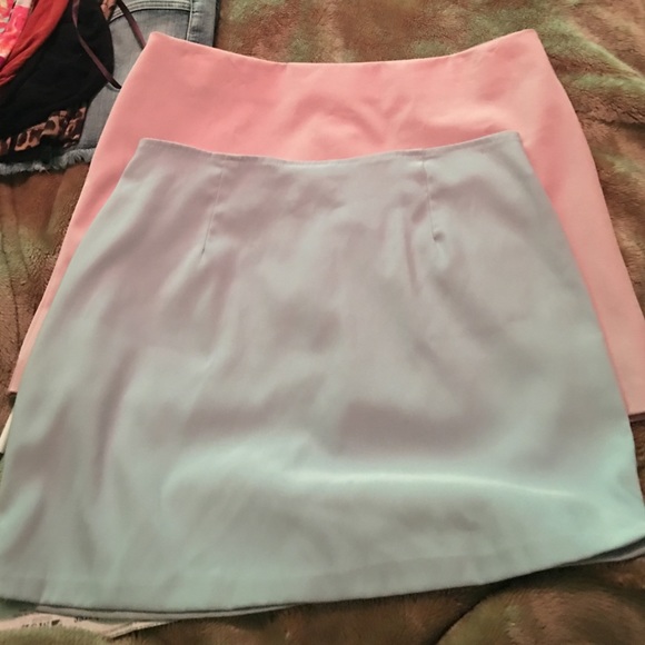 Mini skirts - Picture 3 of 3