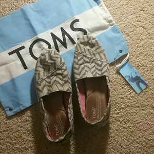 *FINAL PRICE* Toms Pattern Slip-ons