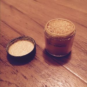 Mac loose pigment in golden lemon