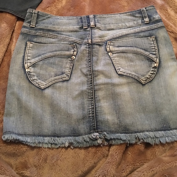 Mini skirts - Picture 2 of 4