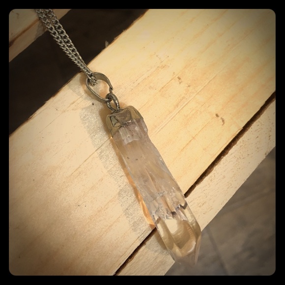 Clear gem with silver chain and tipping