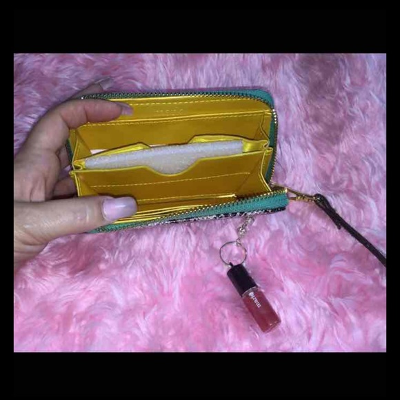 ⚡️flash sale⚡️mark. Wristlet - Picture 2 of 4