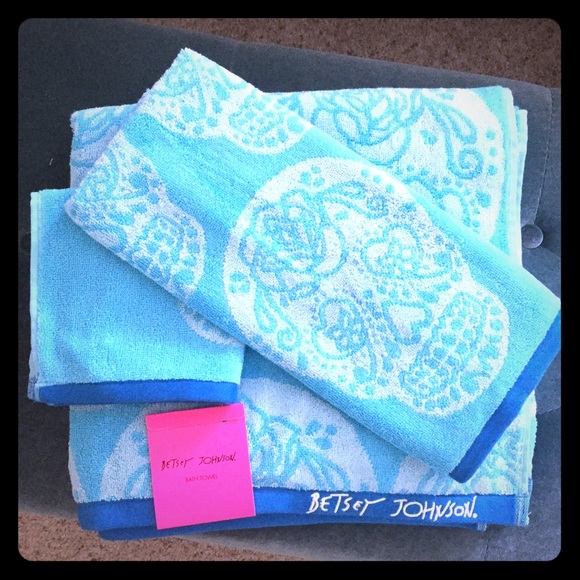 Betsey Johnson 4 Piece Towels Set Blue Sugar Skull - Picture 3 of 6