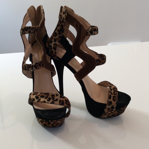 Platform leopard & black sexy sandal in size 8.5