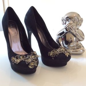 Lilana Sequin Black Pump in size 8.5