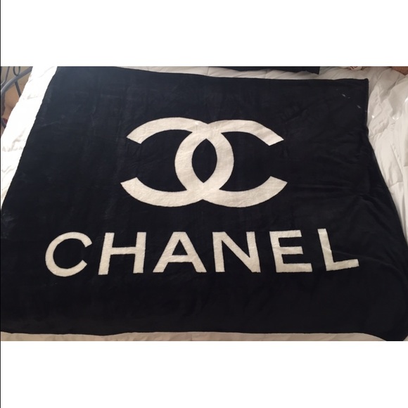 black and white Chanel fleece blanket - Picture 2 of 4