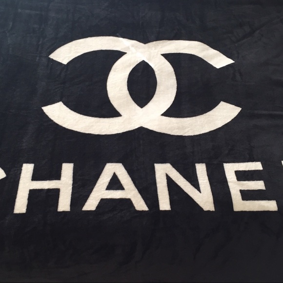 black and white Chanel fleece blanket - Picture 3 of 4