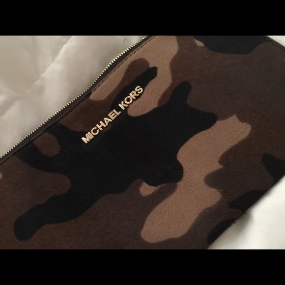 Michael kors wristlet