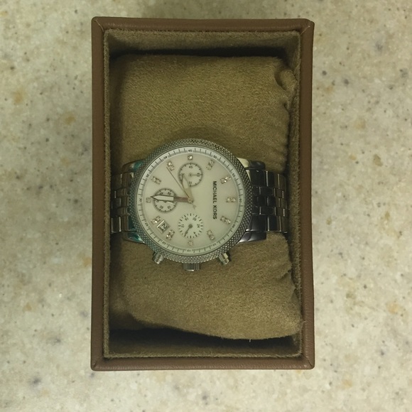 Micheal Kors Women's Watch ✨Silver with Pearl Face