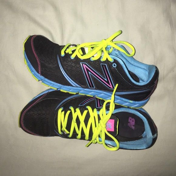 NB feather weight running shoes