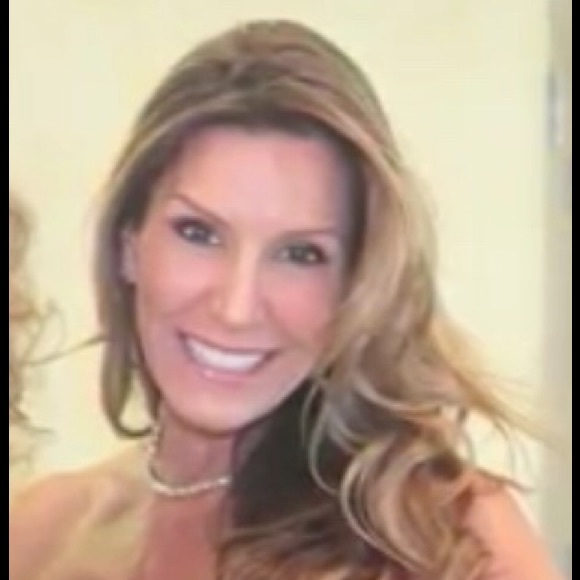 Meet your Posher, Dena - Picture 3 of 3