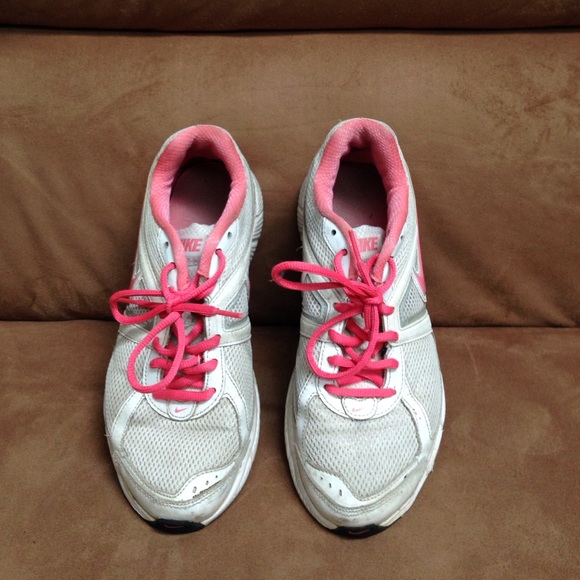 Tennis shoes