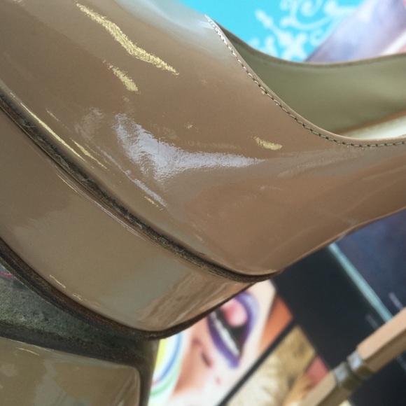 "Vera wang lavender" patent leather heels - Picture 4 of 4