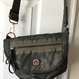 Lululemon festival bag in camouflage!