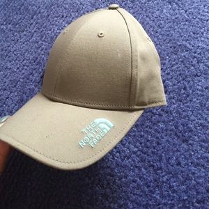 North face hat, never been worn.