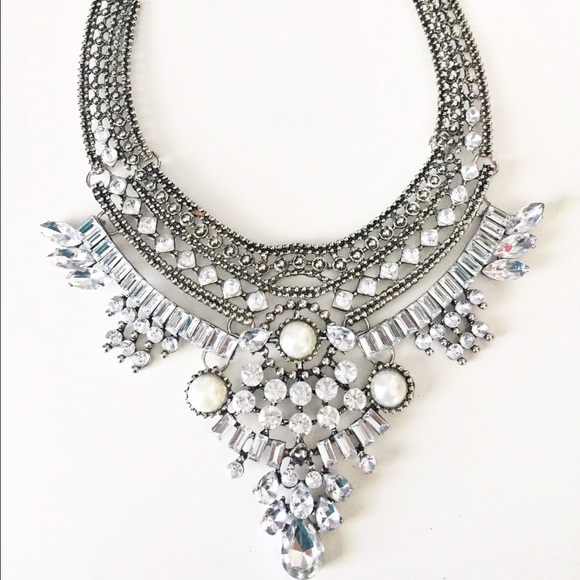 Beautiful Crystal Statement Necklace - Picture 2 of 4