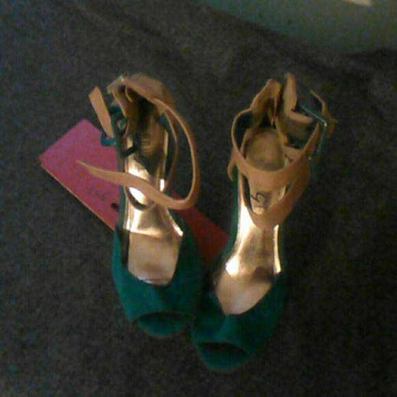 Heels - Picture 3 of 4