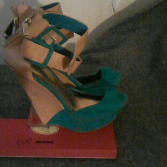 Heels - Picture 4 of 4
