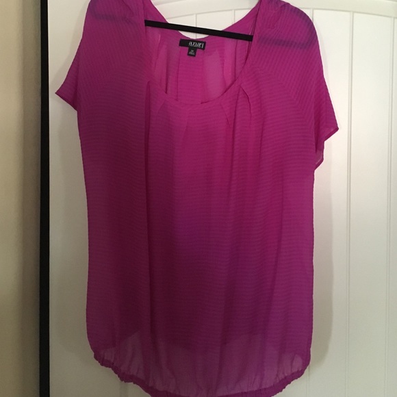💗Cute Pink Blouse w/back detail💗