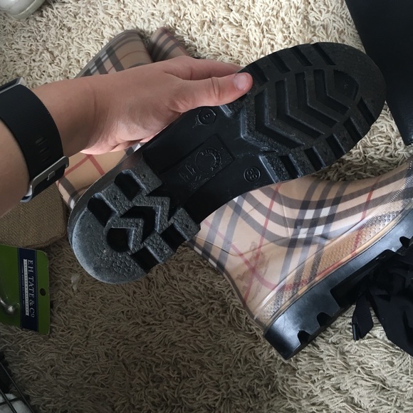 Burberry rain boots - Picture 3 of 3