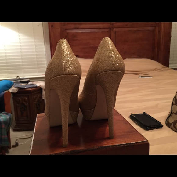 Size 9 J.Lo gold sparkle heels - Picture 2 of 3