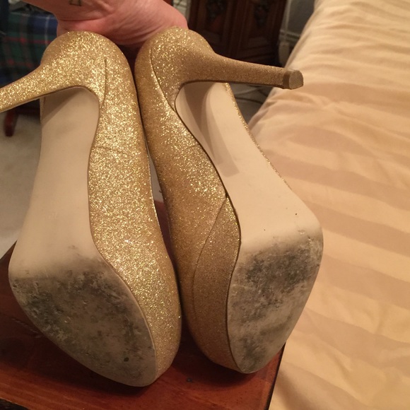Size 9 J.Lo gold sparkle heels - Picture 3 of 3