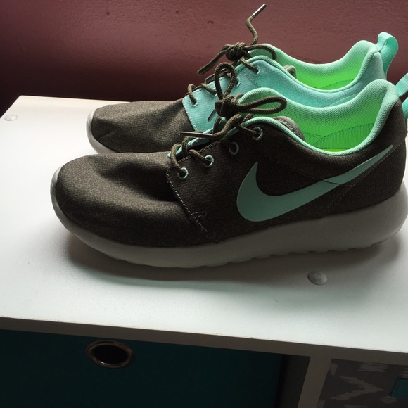 Nike roshe run size 7