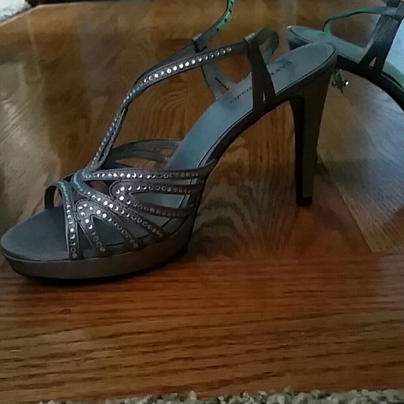 Silver heels - Picture 2 of 3