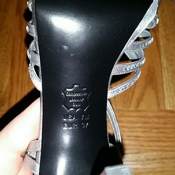 Silver heels - Picture 3 of 3