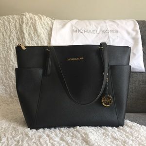 Jet Set Large Top-Zip Saffiano Leather Tote
