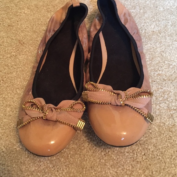 Tan ALDO flats with bow