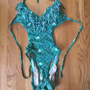 Bathing suit 1 piece cut out