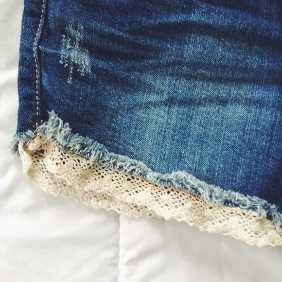 🚫SOLD🚫 ✝ Lace High-Rise Denim Shorts - Picture 4 of 4