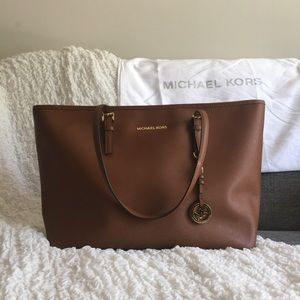 Jet Set Travel Saffiano Leather Top-Zip Tote