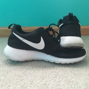 Black Nike Roshe
